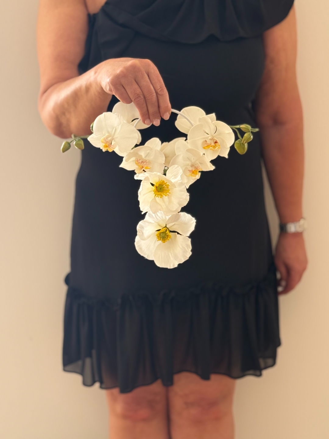 Hoop bouquet Peiró sostenido a la mano — Patricia Schmidt