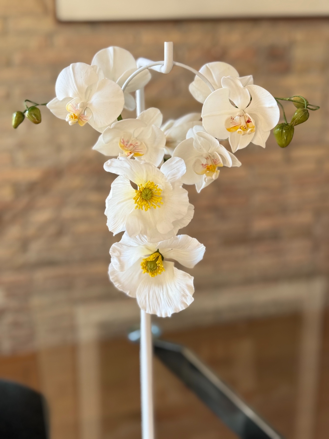 Hoop bouquet de azúcar — orquídeas falaenopsis y amapolas blancas — Patricia Schmidt