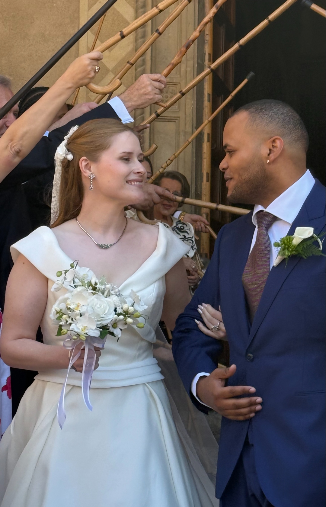 Novia con bouquet de azúcar Sofia — orquídeas y rosas blancas — Patricia Schmidt