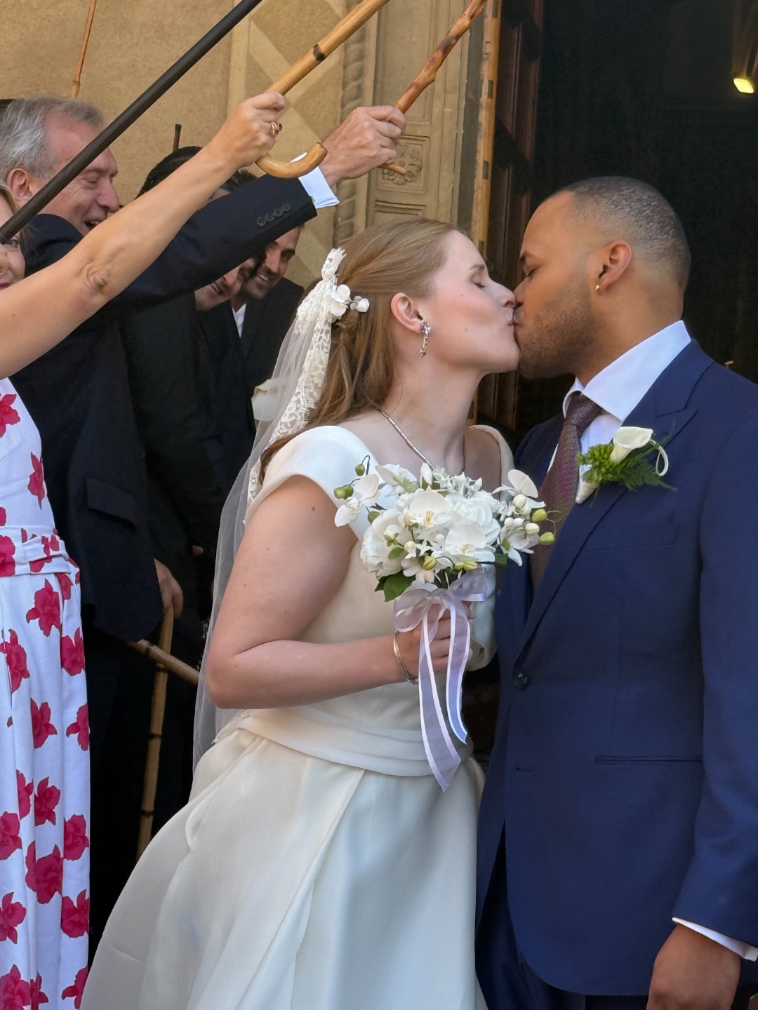 Novia y novio besándose con bouquet Sofia de azúcar — Patricia Schmidt